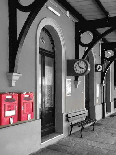 Immagine con orologio, panchina, rosso, cassette, stazione, porte, porta, posta, bianconero, lancette, travi, cerchio, numeri, archi, insegna, lettere, arco, vetri, pensilina