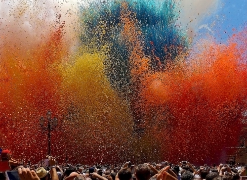 Immagine con colori, rosso, giallo, folla, blu, mani, lampioni, persone, lampione