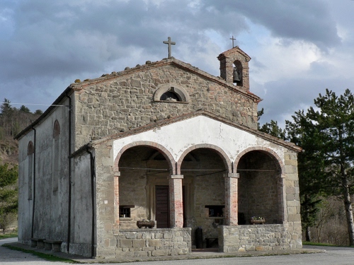 Immagine con chiesa, croci, archi, campanile, croce, campana, portico, chiesetta, nuvole, colonne, cielo, alberi