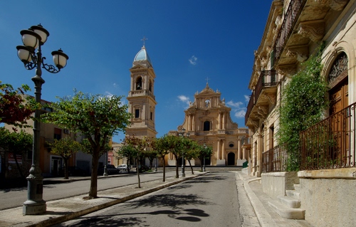 Immagine con lampione, chiesa, alberi, campanile, strada, viale