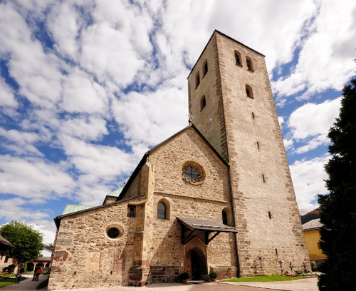Immagine con chiesa, nuvole, cielo, campanile, torre, prospettiva, alberi