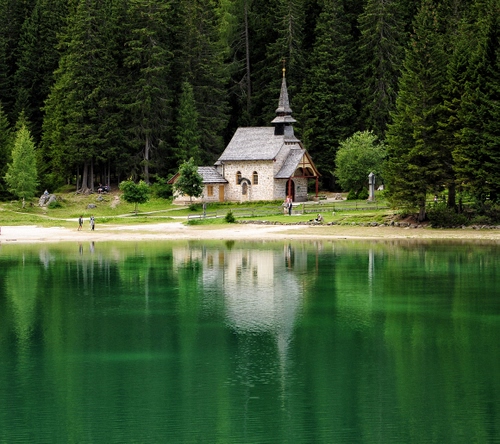 Immagine con verde, lago, riflesso, chiesa, chiesetta, alberi, bosco