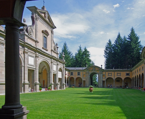 Immagine con chiesa, prato, portico, colonna, alberi, archi, cielo, cortile, verde, colonne, chiostro, vaso