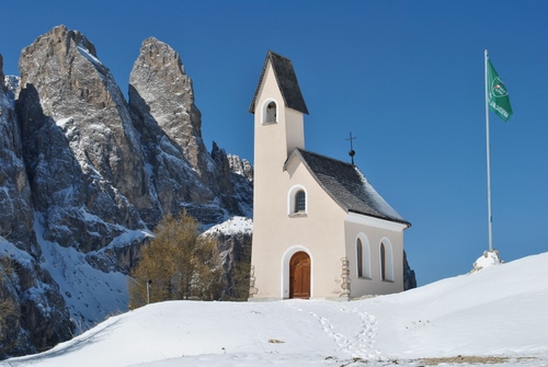 Immagine con neve, chiesa, bandiera, montagna, campanile, bianco