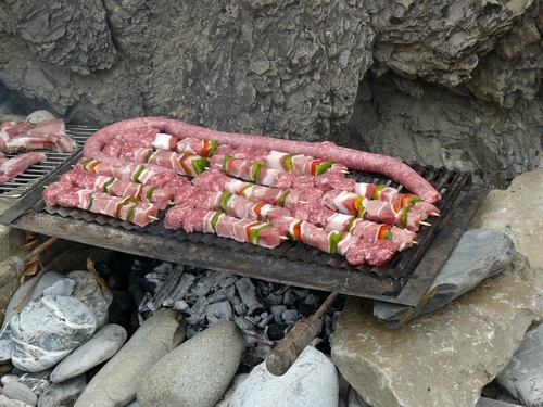 Immagine con spiedini, salsiccia, griglia, carne, sassi, pietre, roccia, verdura, brace, cibo, grigliata, rocce, carboni, peperoni, carbone, bianco, carbonella, bistecche
