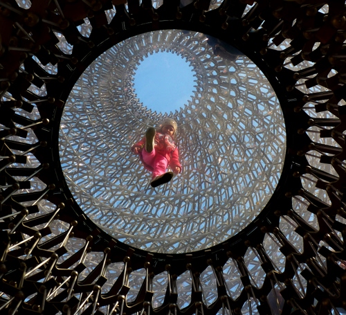 Immagine con cielo, bambina, cerchi, rosa, vetro, cerchio, expo, azzurro, scarpe, cupola, bambino, intreccio, struttura, trasparenza, trasparenze, scultura