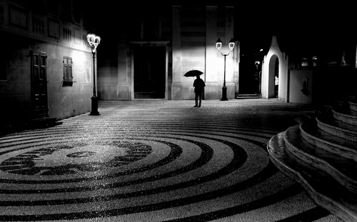 Immagine con ombrello, bianconero, lampioni, cerchi, piazza, notte, uomo, gradini, luci