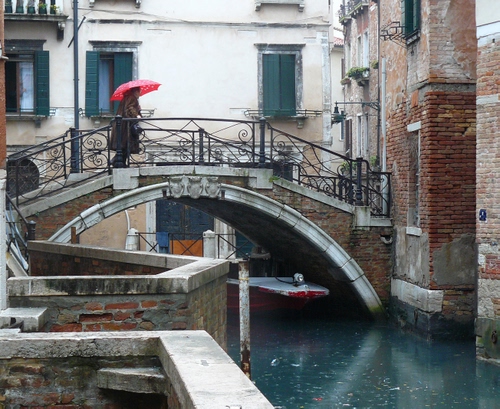 Immagine con ponte, ombrello, canale, acqua, venezia, barca, ringhiera, rosso, calle