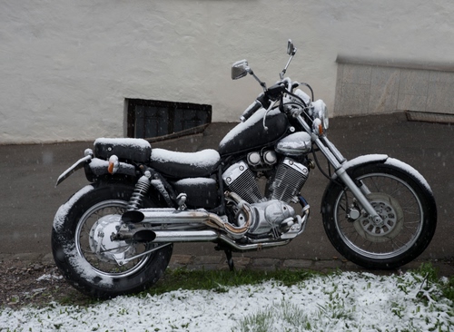 Immagine con ruote, neve, moto, motocicletta, motore, specchietti, sedile, erba, raggi, inverno, scarico, manubrio, finestra, tubi