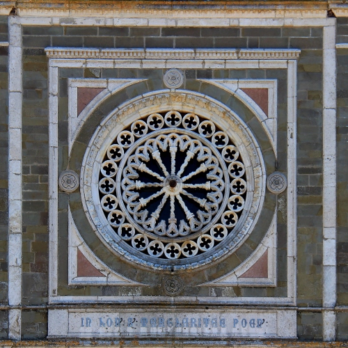 Immagine con rosone, cerchio, quadrato, chiesa, mattoni, cerchi, marmo, triangoli, tondo, colonne, bianco, duomo, scritta, quadrati