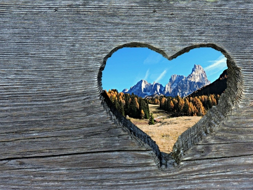 Immagine con legno, cuore, cielo, montagne, alberi, nuvole, montagna, panorama, bosco, vette, azzurro, fotomontaggio, venature
