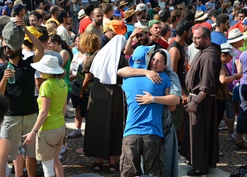 Immagine con abbraccio, persone, gente, frate, cappello, folla, cappelli, suora, uomini, verde, suore, donne, tanti, colori, affetto, azzurro