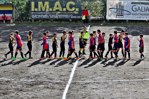 Immagine con pubblicità, campo, arbitro, ragazzi, squadre, calcio, linee, sport, rosso, calciatori, giocatori, cartelloni, squadra, ombre, bianco, saluto, fila, gioco, ombra, terreno, partita