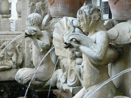 Immagine con fontana, acqua, sculture, statue, scultura, zampilli, marmo, vasi, pesci
