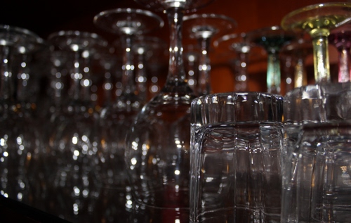 Immagine con bicchieri, vetro, calici, riflessi, trasparente