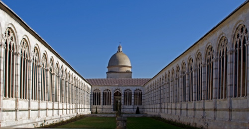 Immagine con cupola, cielo, finestre, archi, azzurro, prato, chiesa, prospettiva, cortile, croce, erba, verde, pozzo, colonne, convento, giardino, monumentale, porta, cimitero, chiostro, pisa, trifore, ombra