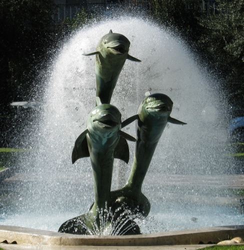 Immagine con acqua, delfini, fontana, tre, spruzzi, statue, getti, schizzi, zampilli, statua, animali, alberi