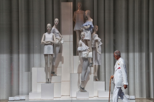 Immagine con bianco, vetrina, manichini, bastone, abiti, uomo, passante, negozio, tenda, tende, anziano, moda