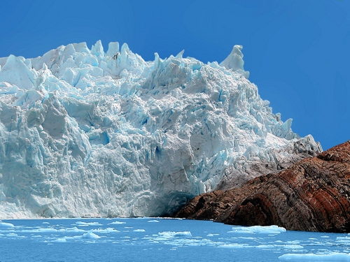 Immagine con ghiaccio, mare, roccia, bianco, ghiacciaio, acqua, cielo, azzurro, iceberg, montagna, marrone, onde, rocce, blu