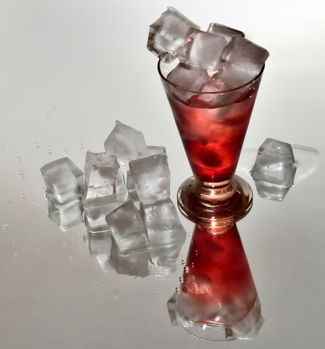 Immagine con bicchiere, ghiaccio, rosso, cubetti, riflesso, vetro, liquido, aperitivo, grigio, cubi, specchio, acqua, freddo