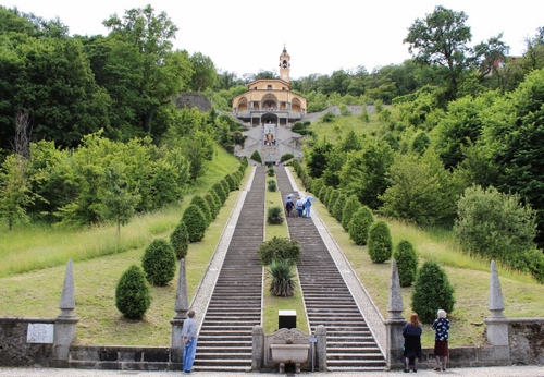 Immagine con alberi, scalinata, chiesa, verde, gradini, scala, giardino, santuario, salita, prospettiva