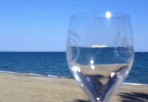 Immagine con mare, nave, bicchiere, spiaggia, vetro, sabbia, acqua, trasparente, azzurro, cielo, riflesso, calice, blu, trasparenza
