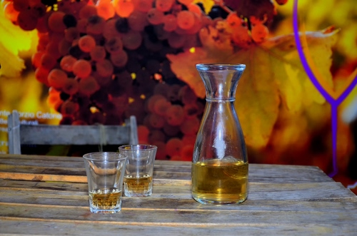 Immagine con tavolo, bicchieri, vino, uva, bicchiere, bottiglia, sedia, vetro, due