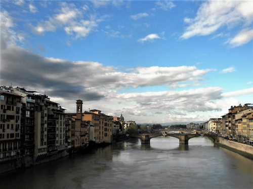 Immagine con ponte, fiume, nuvole, case, cielo, campanile, finestre, acqua, città, firenze, archi, arno, azzurro, lungofiume, strada, ponti, palazzi, piloni, cupola