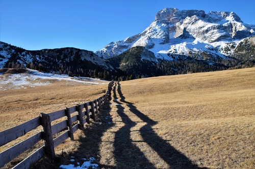 Immagine con neve, staccionata, montagna, ombra, legno, cielo, azzurro, montagne, prato, alberi, bianco, linee, pascolo, ombre, vette, vetta