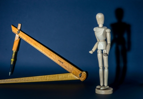 Immagine con ombra, compasso, blu, legno, manichino, bianco, grigio, matita, pupazzo, geometria, modellino, penna, angolo, statuetta, giallo, squadra, triangolo