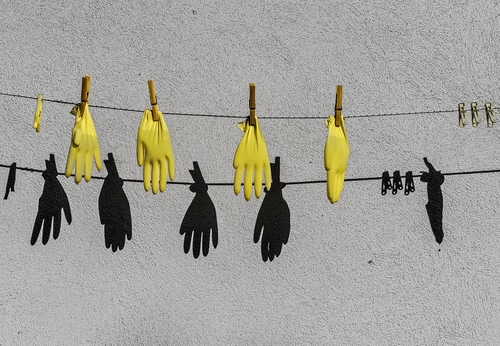 Immagine con guanti, mollette, giallo, ombre, filo, ombra, fili