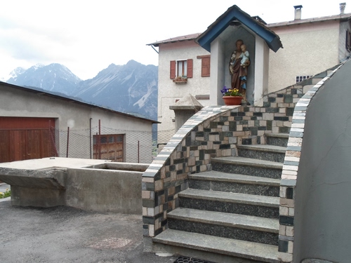 Immagine con scala, gradini, madonna, edicola, cappella, lavatoio, vasca, mosaico, fontana, montagna, casa, statua