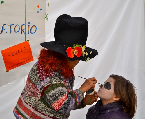 Immagine con cappello, trucco, fiori, carnevale, pennello, bambina, truccatrice, maschere