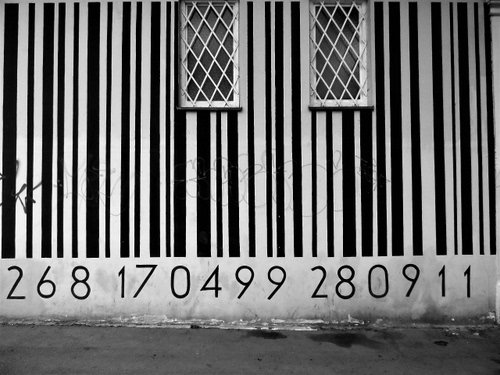 Immagine con finestre, numeri, codice, bianconero, barre, grate, muro, linee, righe, nero, bianco, strada, due, zero, otto, nove, quattro, uno, sei, strisce