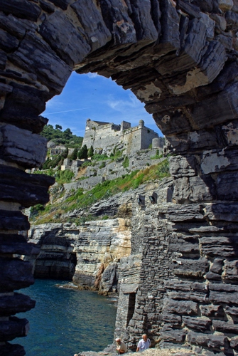 Immagine con arco, castello, mare, cielo, verde, acqua, persone, fortezza, pietra, alberi, scogliera, azzurro, pietre, cornice, rocca, fiume