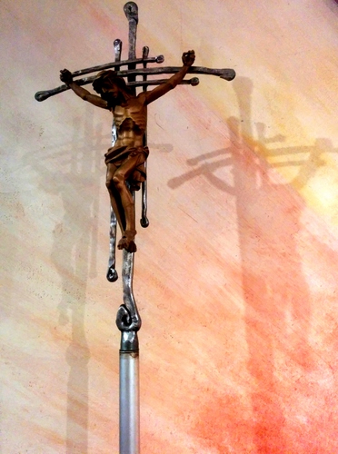 Immagine con croce, ombra, crocifisso, gesù, muro, giallo, ombre, braccia, rosso, ferro, rosa