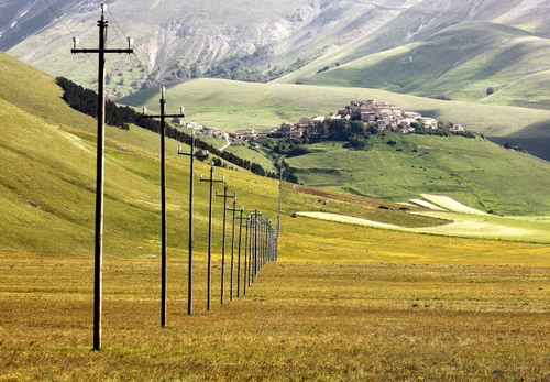 Immagine con pali, verde, paese, panorama, montagne, colline, paesaggio, erba, alberi, prospettiva, case, collina, campi, giallo, prato, fila, luce, campo, fili, borgo, montagna, coltivazioni