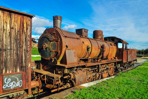 Immagine con ruggine, verde, erba, locomotiva, cielo, treno, ruote, tender, respingenti, azzurro, nuvole, vecchio, prato, antica, binario, locomotore, vagone, fumaiolo, vapore