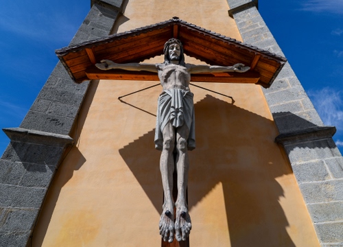 Immagine con crocifisso, ombra, cielo, croce, chiodi, campanile, azzurro, tetto, muro, nuvole, chiesa, legno, cristo, gesù, piedi, giallo, religione, tettoia