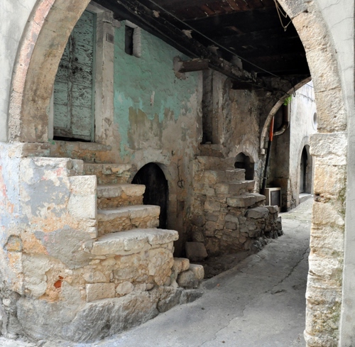 Immagine con scale, porta, portico, arco, gradini, vicolo, porte, scalini, pietre