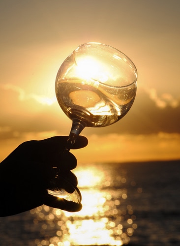 Immagine con bicchiere, controluce, mano, mare, tramonto, vetro, sole, calice