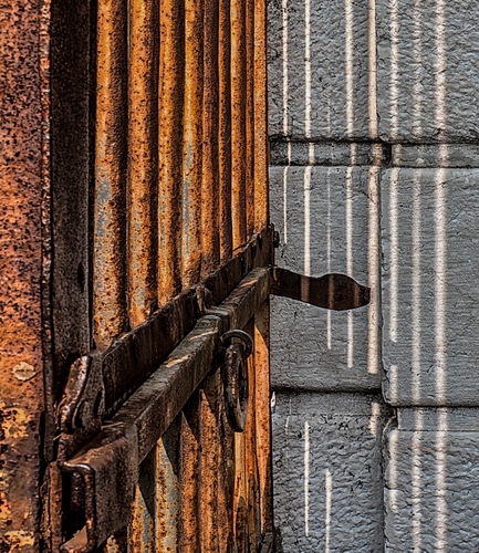Immagine con ruggine, ferro, cancello, muro, ombre, chiavistello, catenaccio, anello, sbarre, portone, righe, cemento
