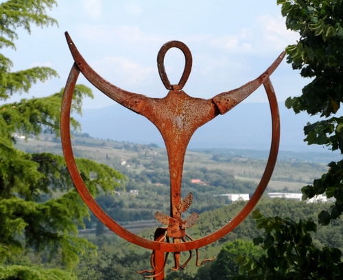 Immagine con alberi, ruggine, verde, ferro, panorama, scultura, nuvole, cielo, rami, piante, marrone, testa, metallo