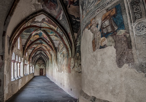 Immagine con colonne, archi, affreschi, chiostro, porta, corridoio, portico, prospettiva, porticato, dipinti, affresco