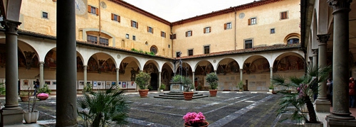 Immagine con colonne, archi, finestre, chiostro, pozzo, fiori, vasi, piante, cortile, portico, prospettiva, porticato, palme, scalini, chiostri