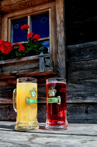 Immagine con finestra, bicchieri, fiori, legno, birra, rosso, boccali, tavolo, bevande, gerani, due