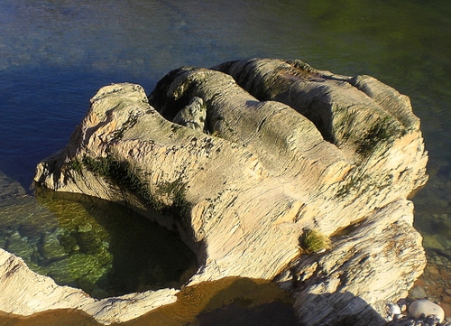 Immagine con acqua, mare, scoglio, verde, roccia, mano, pietra, ombra, scogli, pietre, insenatura