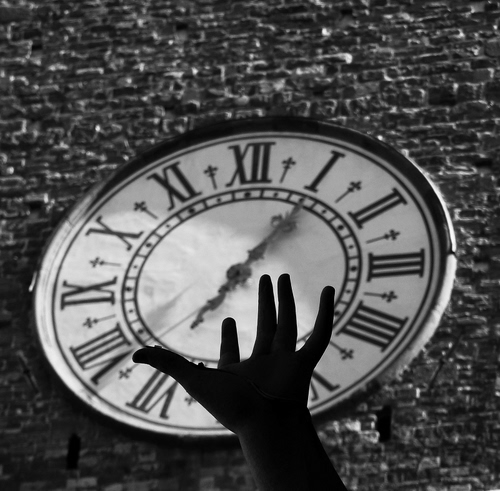 Immagine con orologio, numeri, mano, lancette, romani, muro, mattoni, tempo, dita, bianconero, parete, rotondo, nero, pietre, sfere