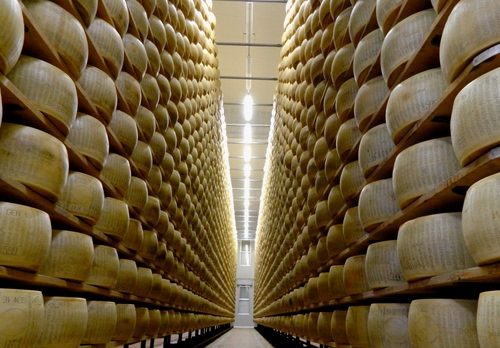 Immagine con forme, formaggio, parmigiano, prospettiva, luci, scaffali, grana, stagionatura, corridoio, formaggi, file, tavole, cataste, magazzino