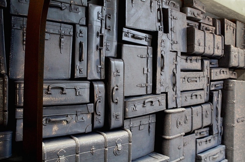 Immagine con valigie, maniglie, catasta, bauli, pattern, valige, deposito, tante, grigio, chiusure, cerniere, valigia, serrature